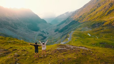 山顶上的两个人